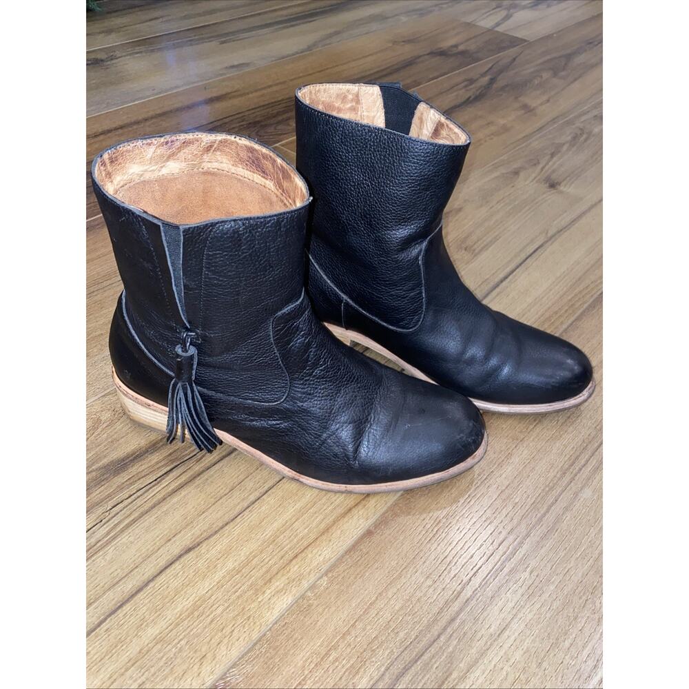 Fiel Women’s Black Leather 10 Ankle Boot Tassels Slip On